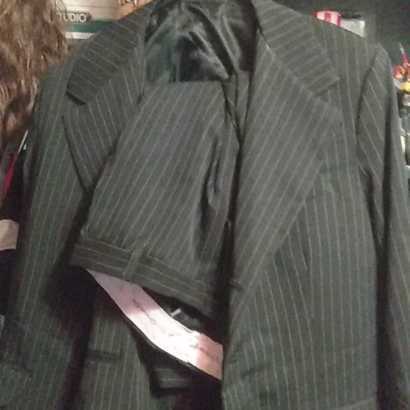 Suit - Picture 4 of 4